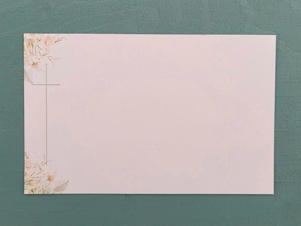 Kortti hautajaiskukille ristillä